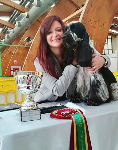 Jennifer con su cocker spaniel inglés y el trofeo de Primer Premio en Marbella 2017