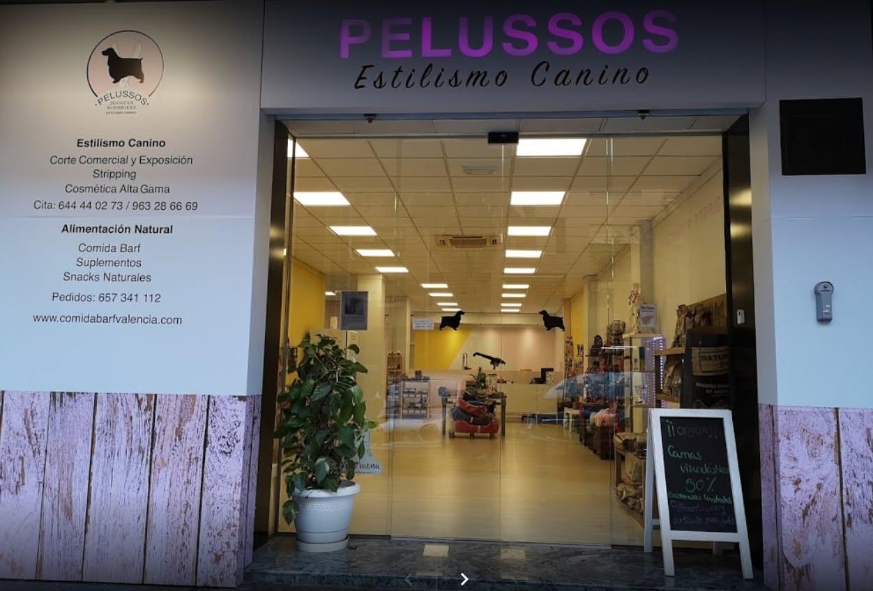Fachada del salón Pelussos tras la ampliación de 2020