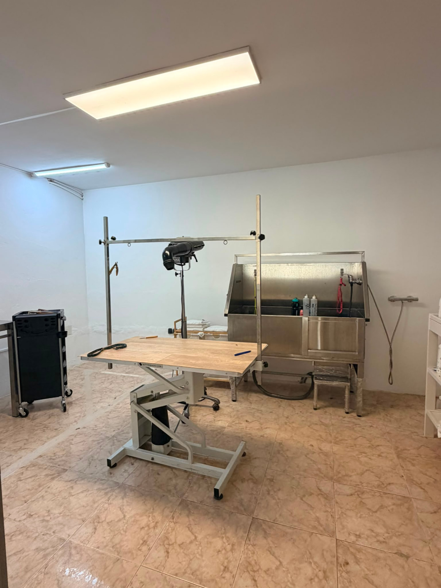 Sala de trabajo con mesa elevadora y material profesional