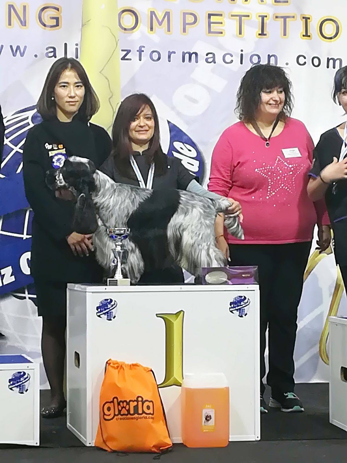 Jennifer en el podio de la Grooming Competition Alianz 2018 con su cocker spaniel